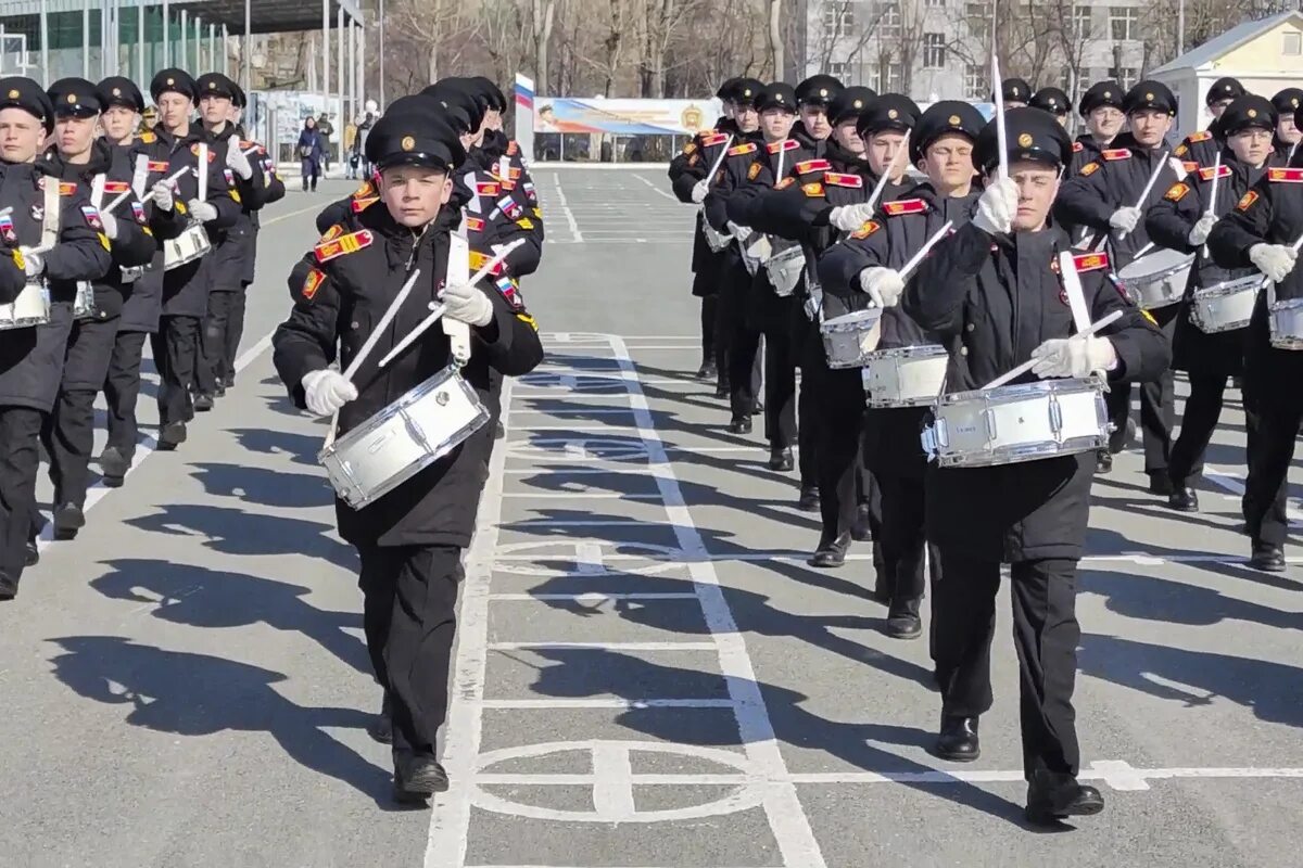 Военный парад. Парад 9 мая Екатеринбург 2011. Суворовцы барабанщики. Парад суворовцев в Екатеринбурге.