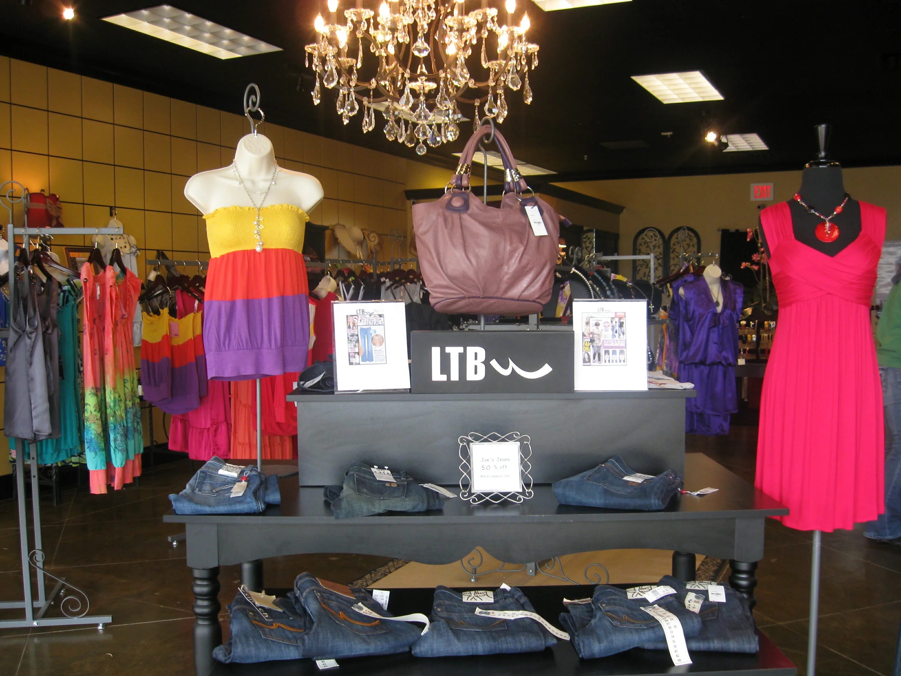 магазин подделок брендовой одежды. вещи с рынка. комиссионный магазин женской одежды. гуччи версаче шанель. одежда паленые бренды.