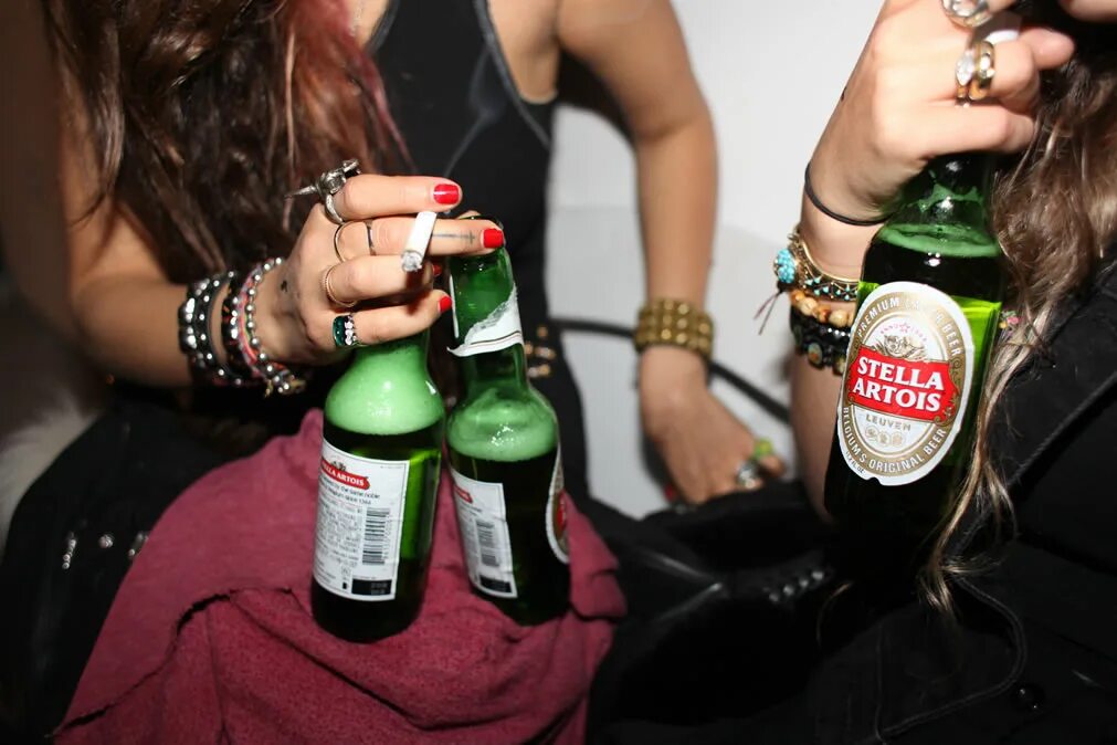 девушка с алкоголем. вечеринка с наркотой. пить кайф. мужчина с выпивкой.