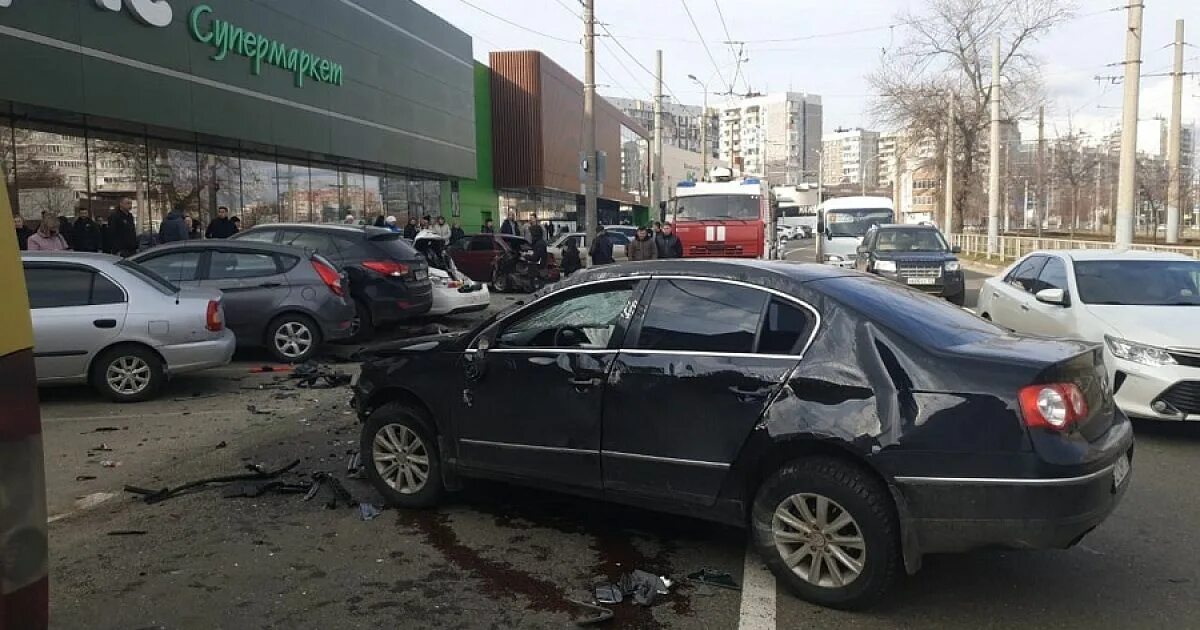 Авария в краснодаре на юбилейном 19 09 2020. 2022. Краснодар дтп на парковке. 08. Золотая бмв краснодар авария.
