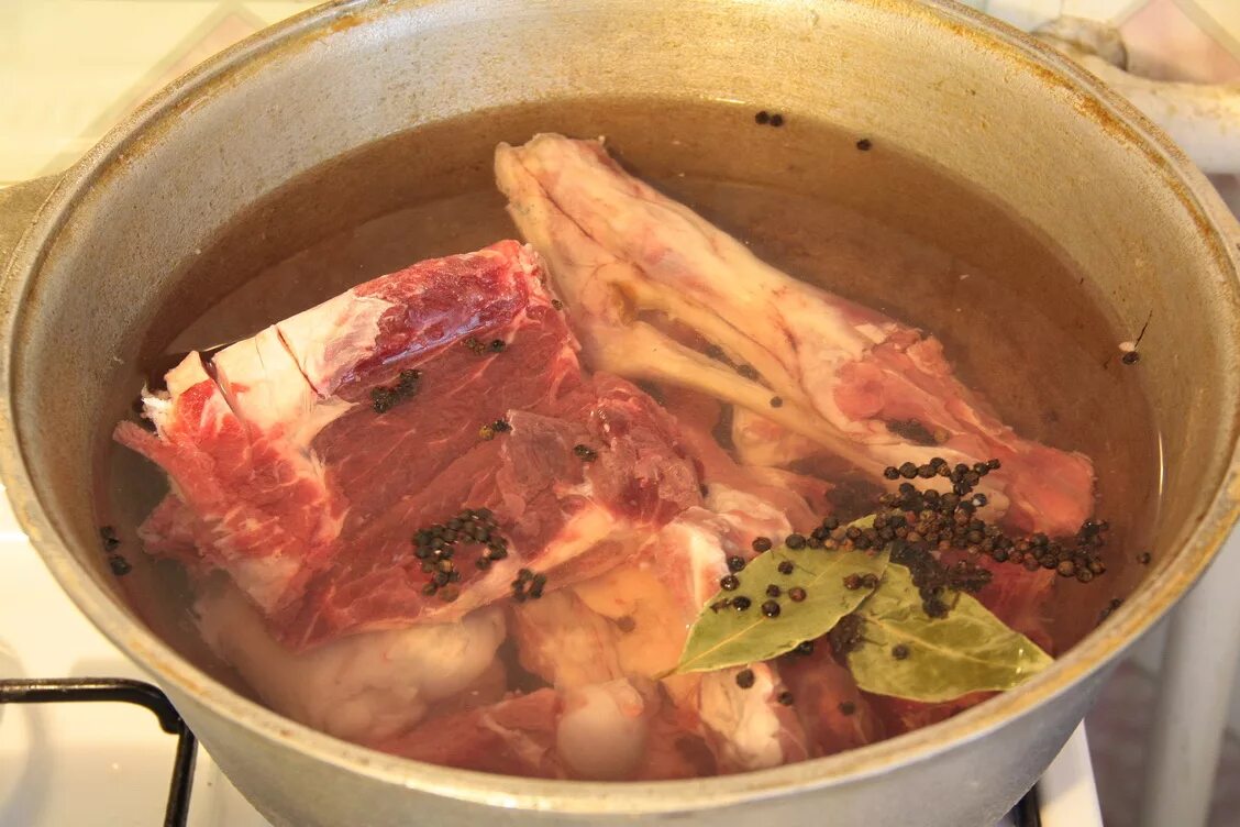 Мясо в супе было не доварено. Сорпа по-казахски. сорпа казахский суп. казахская сорпа с мясом. казахский бульон сорпа.