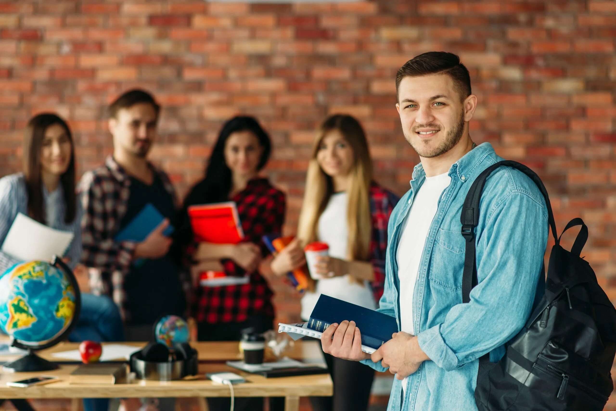 Together university. Вечеринка для студентов с учебниками. студенты изучая совместно. пожилые студенты. team together учебники.
