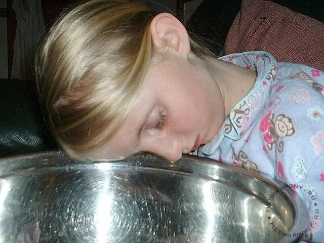 у маленькой девочки рвота. смерть ребёнка в детском саду. если ребенок подавился первая помощь. ребенок задохнулся рвотой. если грудной ребенок поперхнулся.