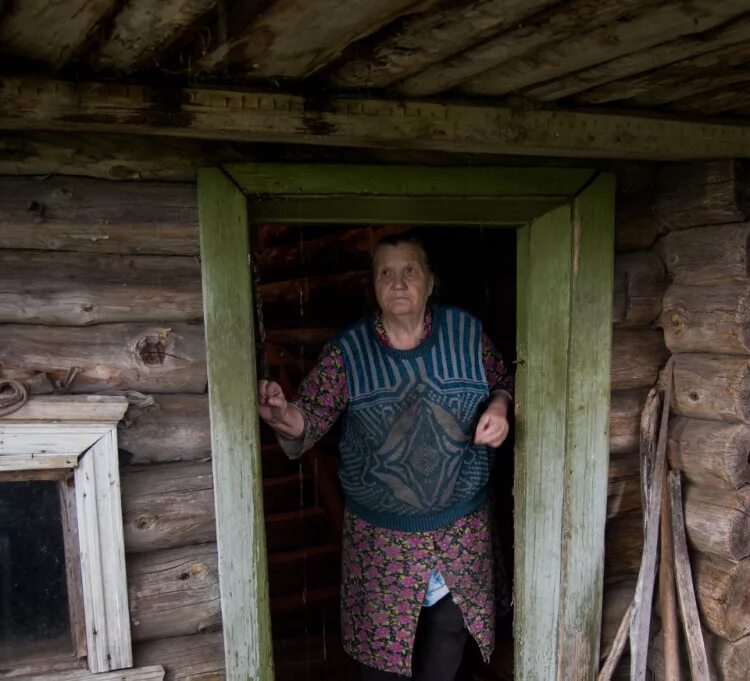 Деревенский дедушка. Бабушка в деревне. Бабушкивдеревенскойбани. Деревенская бабушка. В бане с старым со своим дедом