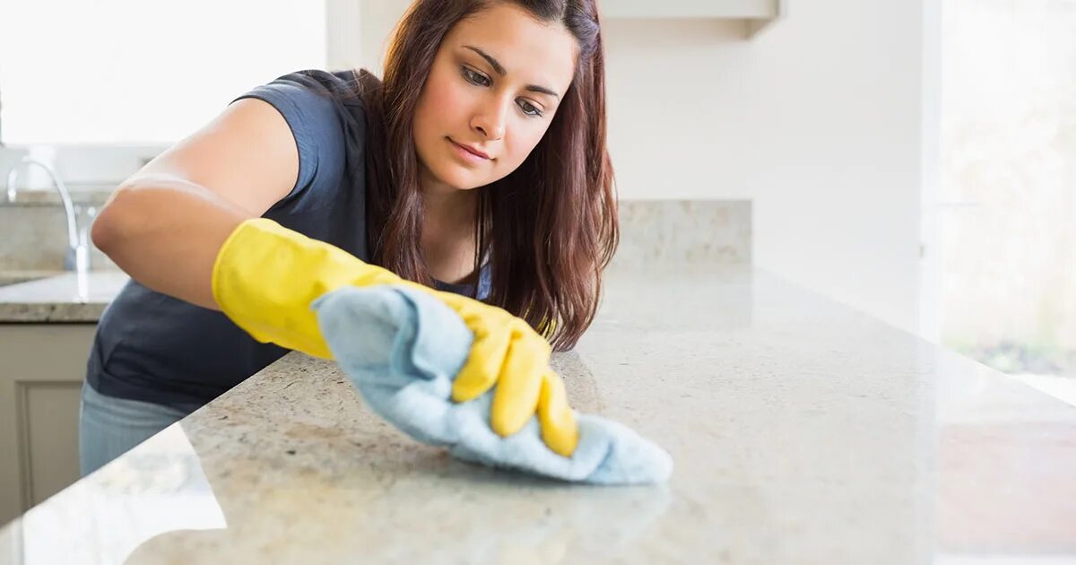 Личная гигиена работников пищевого предприятия. Уборка столов в ресторане. Протирает стол. Моет стол. Моет стол.