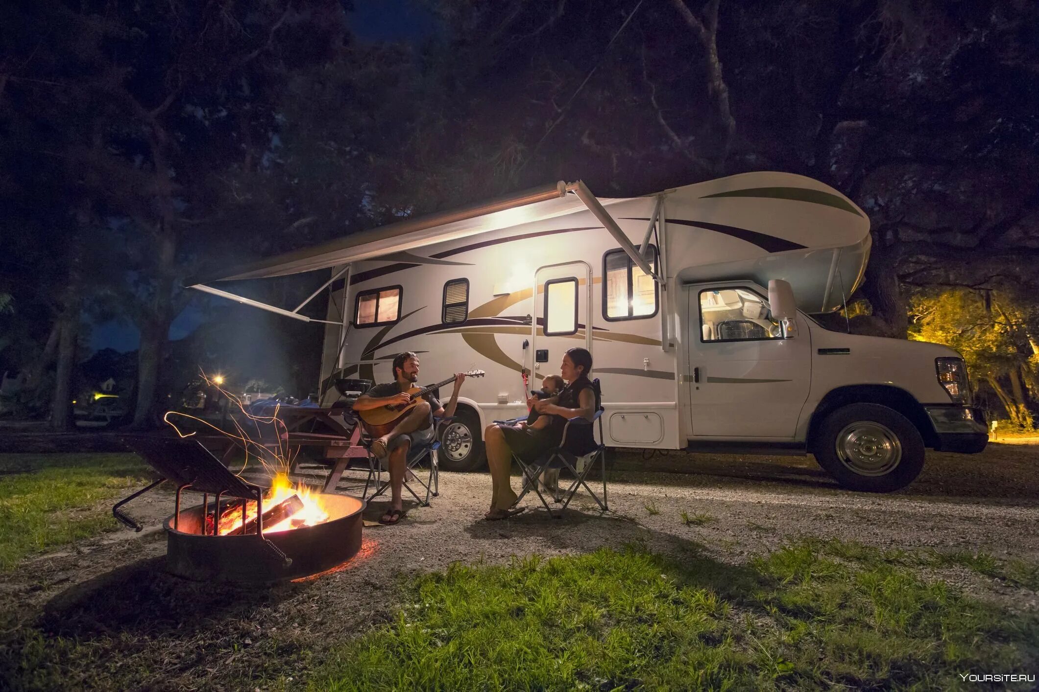 Исцеляющий кемпинг. Автодом rv camper. глэмпинг автодом. машина дом. автомобиль для кемпинга.