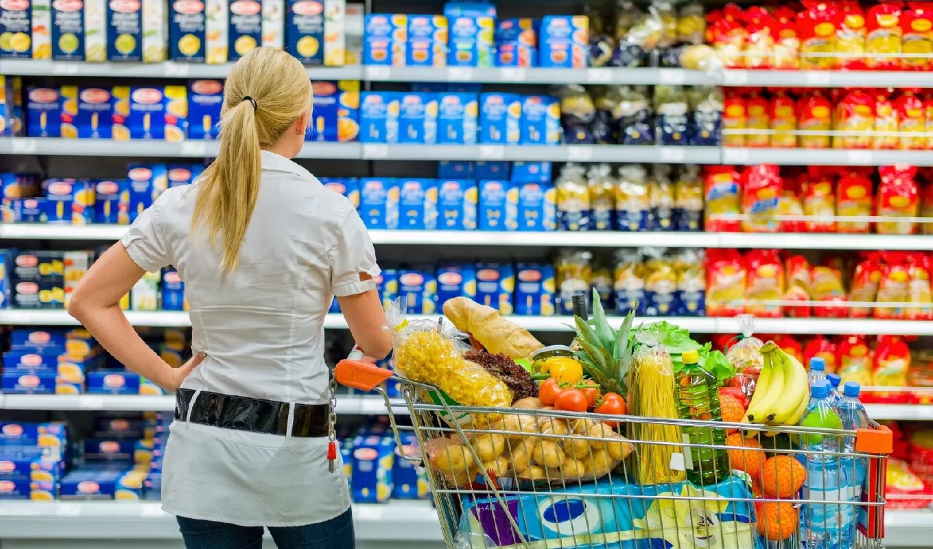 Почему в магазине не купить. Продукты в супермаркете. Товары в магазине. Прилавок с продуктами. Магазин продукты.