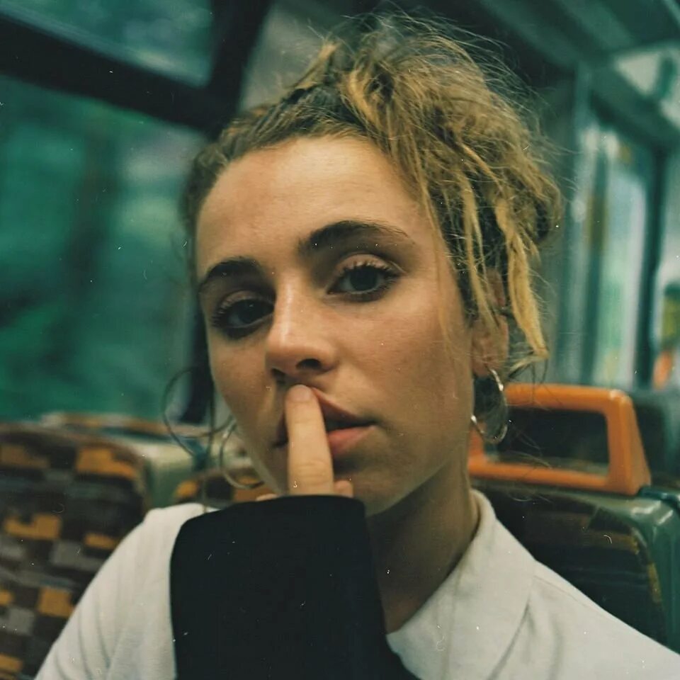 Rose gray singer. Rose gray - synchronicity. Роуз грей. Роуз грей. Роуз грей.