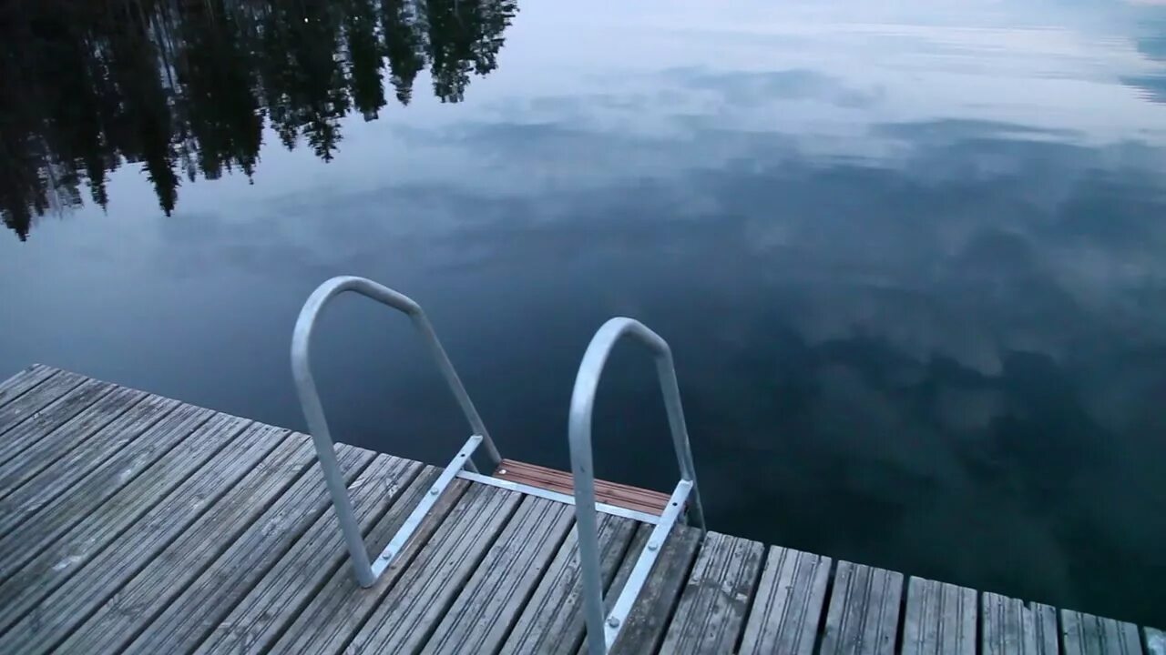 Лестница в озеро. Лестница для спуска в воду. Лестница для пирса. Лестница для причала. Включи видео без слов