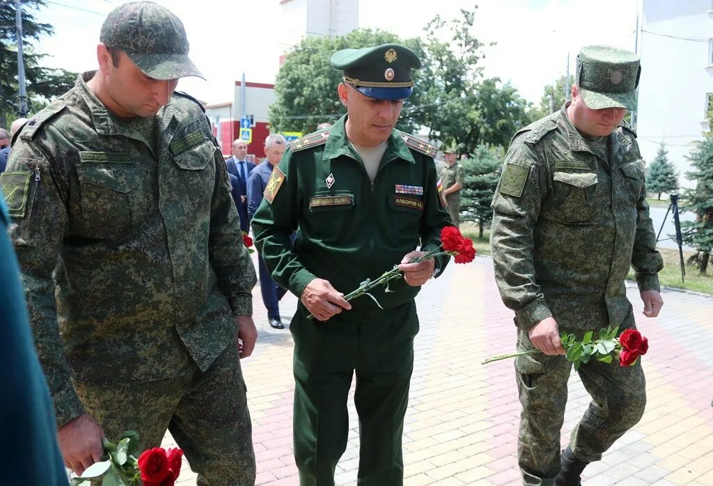 Погода в цхинвале на сегодня. Цхинвал Южная Осетия пограничное управление. Алиев полковник Цхинвал. Цхинвальский ОМОН возложили цветы.