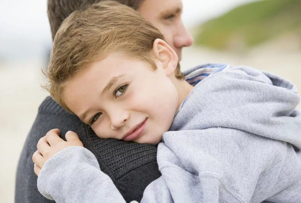 Спокойный родитель. Мальчик обнимает отца. Мальчики обнимаются. Мальчик обнимает папу. Отец обнимает ребенка.
