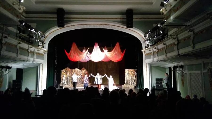 Зал театра тинчурина казань. Театр драмы и комедии казань. Театр тинчурина улица горького. Театр драмы и комедии казань. Театр тинчурина улица горького.