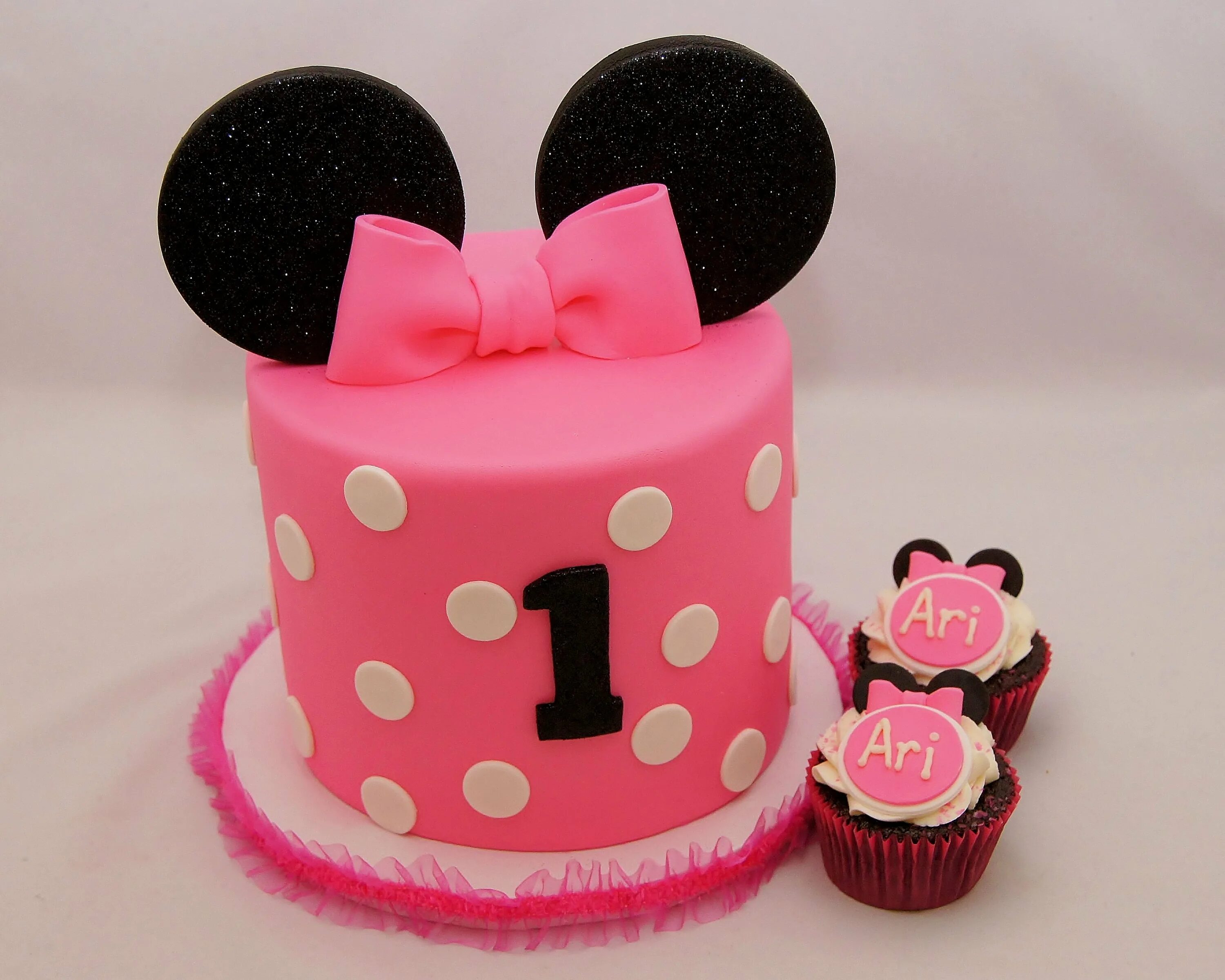 Тортик микки маус для девочки 3 года. Торт с минни и микки маусом для девочки. Торт минни маус для девочки. Торт девочка минни. Торт микки маус для девочки.