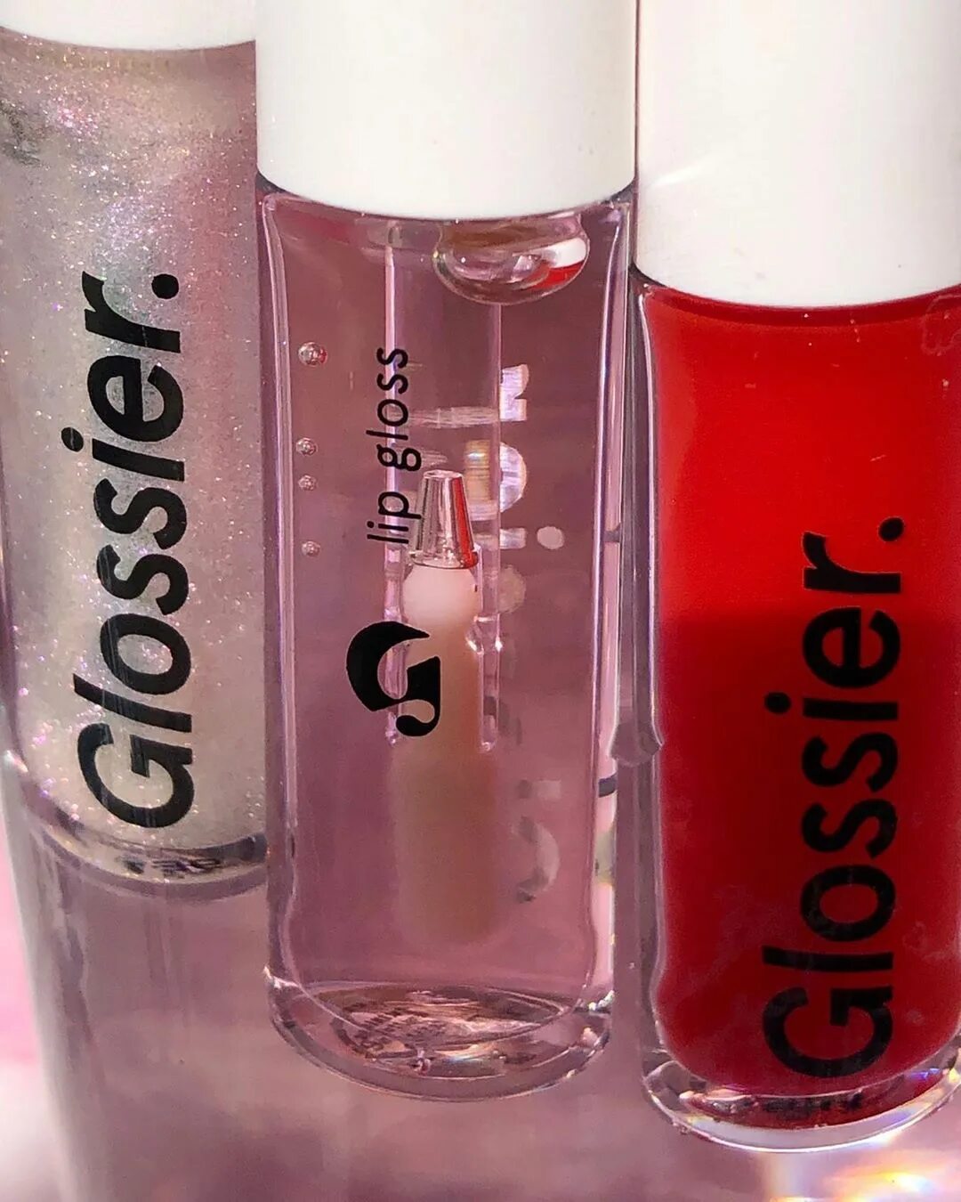 Блеск для губ glossier. Glossier блеск для губ. Глянцевый блеск для губ. Губы с блеском Эстетика. Блеск для губ с водой.