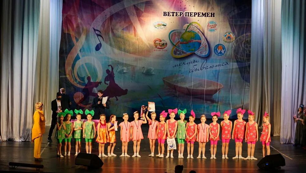 эстрадная студия карусель. вокального кружка «до-ми-соль-ка» фото 706-470. танец до ми соль. танец до ми соль. эстрадная группа район  ансамбль каневская.