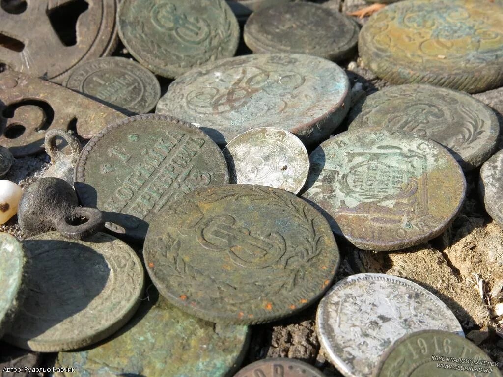 шкала оценки состояния монет. кучка монет. килограмм монет. монеты в хорошем состоянии. деньги мелочь.
