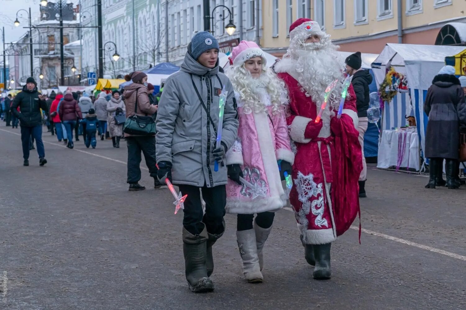 Новости воронеж дед мороз дпс. Мороз 2021. Шествие дедов морозов в рыбинске 2021 году. Мороз 2021. Нашествие дедов морозов в рыбинске 2021.