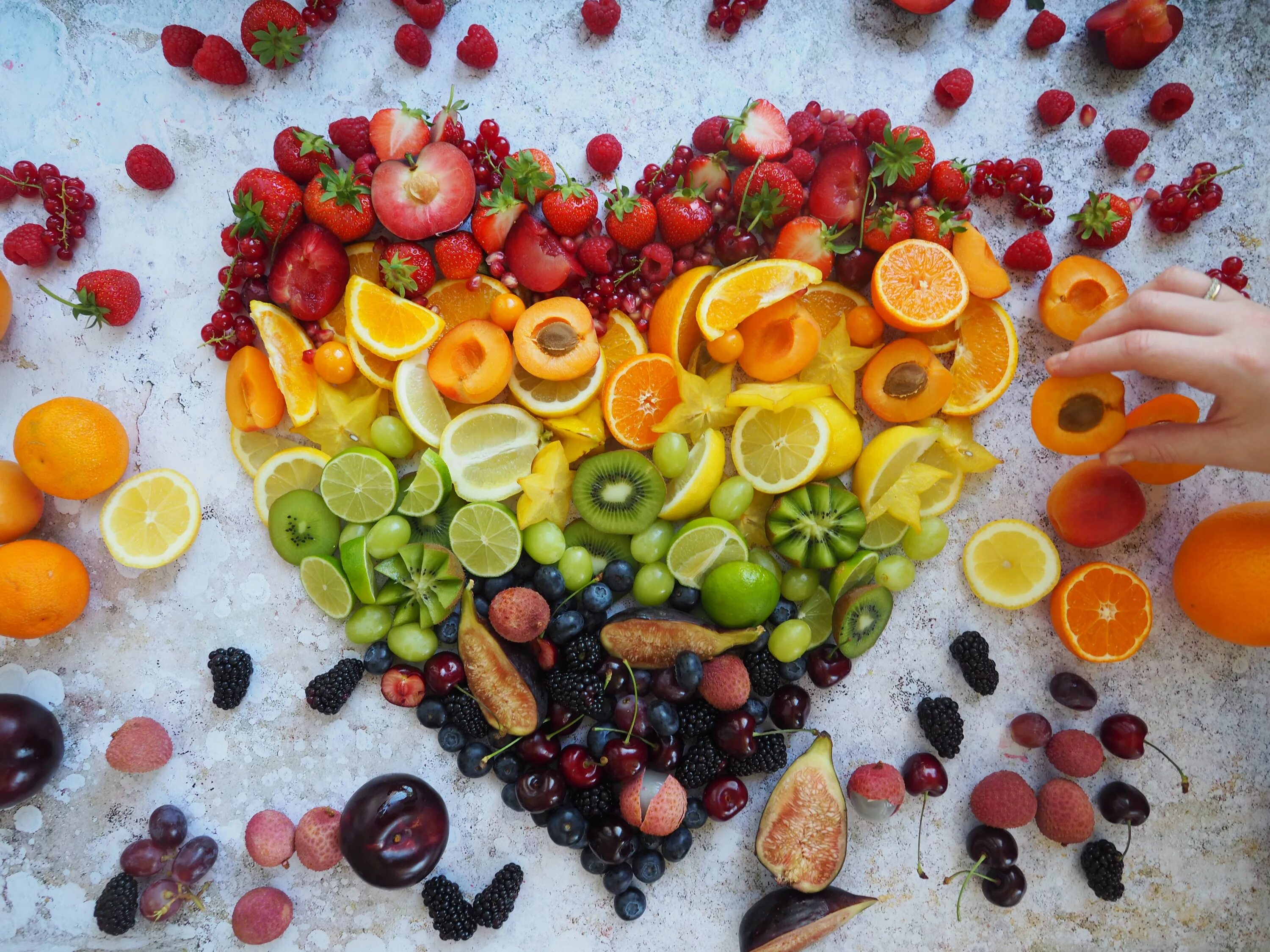 Разные цвета фруктов говорят о том что. Фрукты. Сердечко из фруктов. Сердце из овощей и фруктов. Фрукты много.