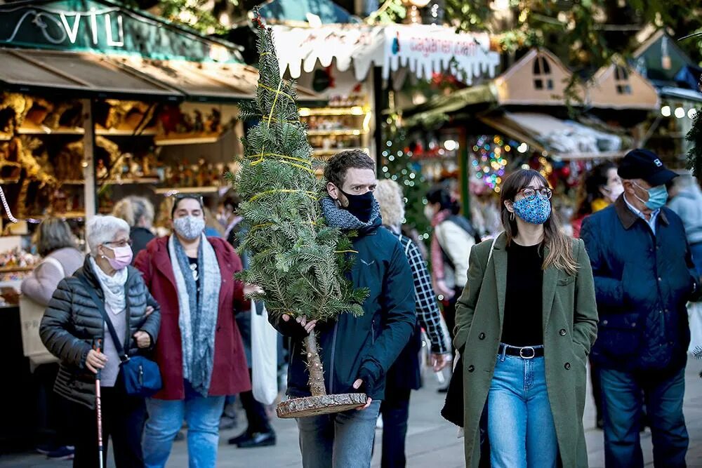 В испании съедают 12 на новый год. Зимние праздники в Испании. Каникулы Испании на Рождество. Новый год в Испании. Испания в декабре.