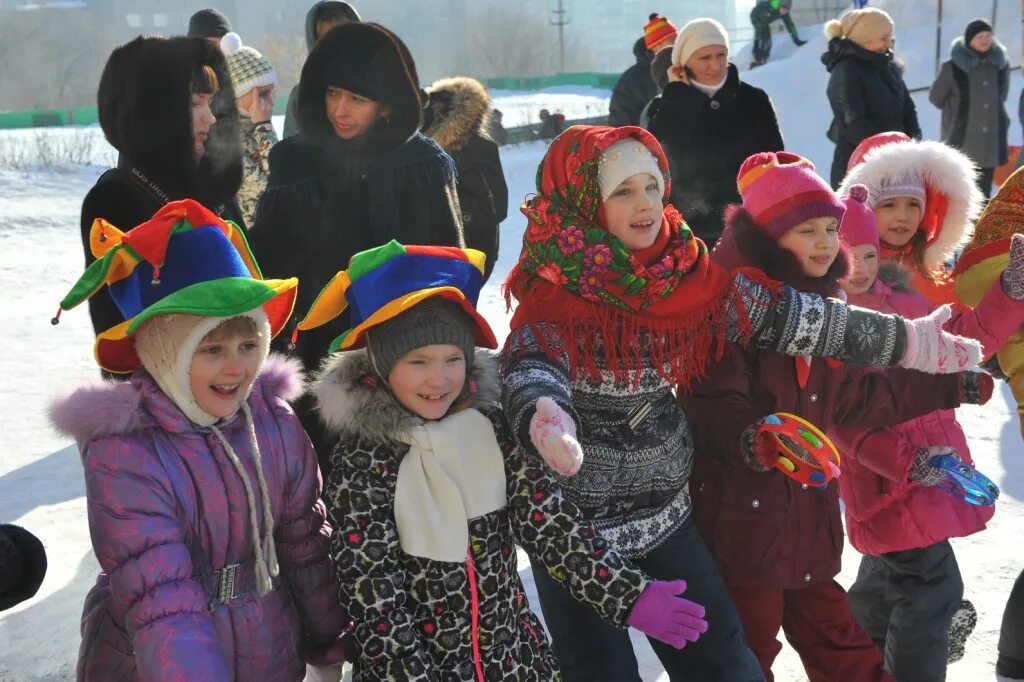 Сегодня в школе масленица. Школьники на Масленице. Прыжки в мешках на Масленицу. Бег в мешках на Масленицу. Прыжки в мешках на Масленицу для детей.