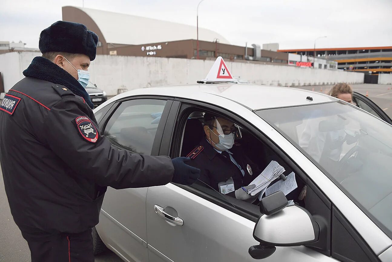 Сдача экзамена в гибдд в 2024г. Практический экзамен в ГИБДД. Инспектор ГИБДД на экзамене. Экзамен по вождению в ГИБДД. Экзамен ГИБДД город.