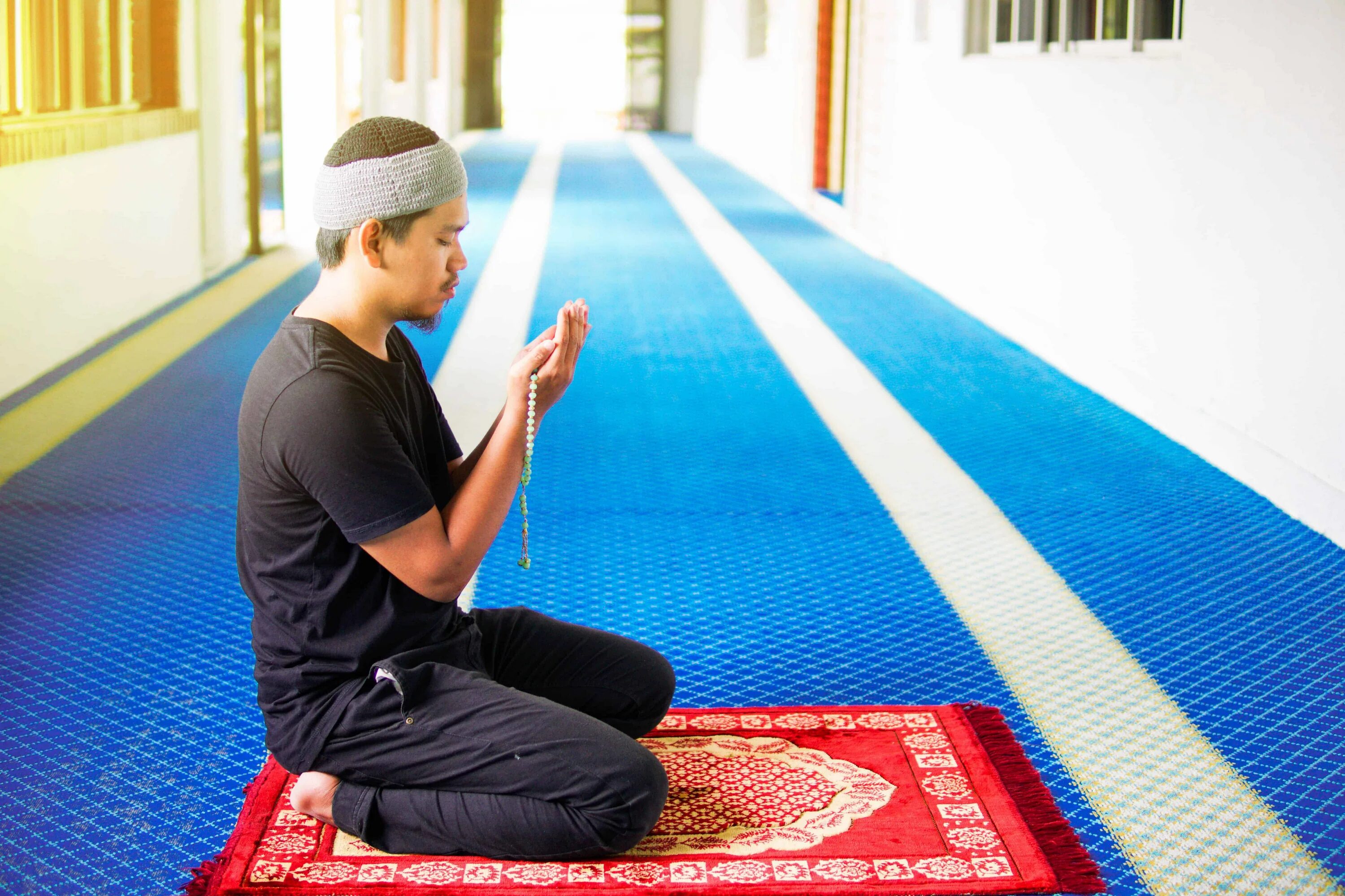 Коврик читающий намаз. Коврик для молитвы у мусульман. Молится на ковре. Человек молится на коврике. Мусульманин молится на коврике.