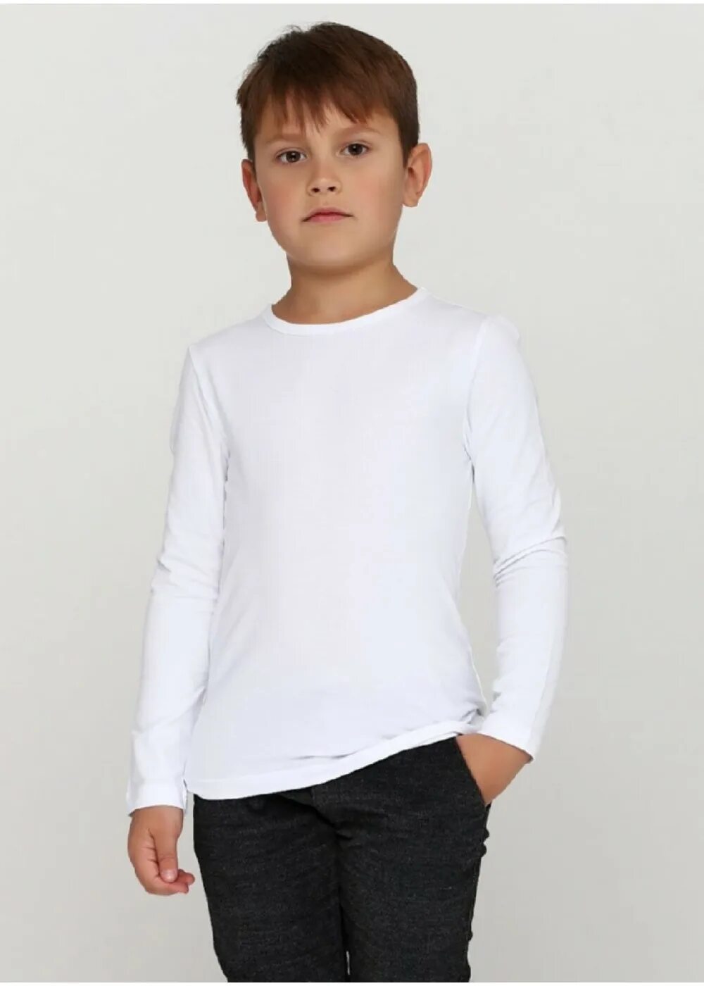 Длинные футболки для мальчиков. Футболки с длинным рукавом для мальчиков. Белый лонгслив для мальчика. Мальчик в белая футболка с длинными рукавами. Мальчик в белой кофте.