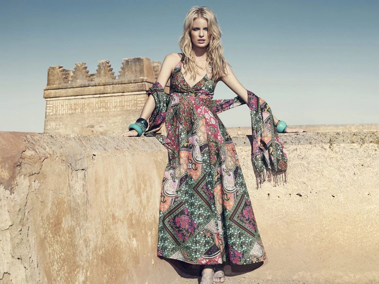 Твое сарафан женский летний. Длинный сарафан. Длинные летние платья и сарафаны. Сарафан твое. Джинсовый сарафан на голое тело.