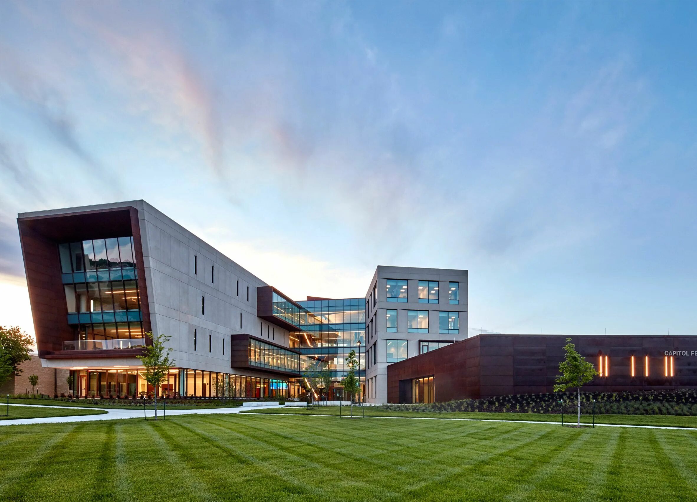 School architecture. University of Kansas Capitol Federal Hall. Архитектура фасады Архдейли школы. Архитектура школа Litherland High School. Модерн школа в Германии.