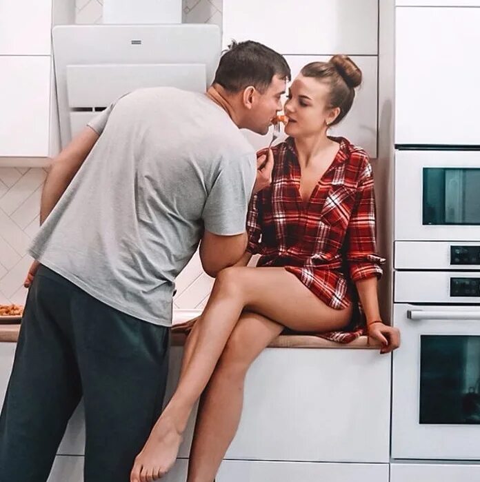 Муж с женой на кухне занимаются. Муж берет жену на кухне. Муж на жене на кухне. Мужчина избегает серьёзные отношения.