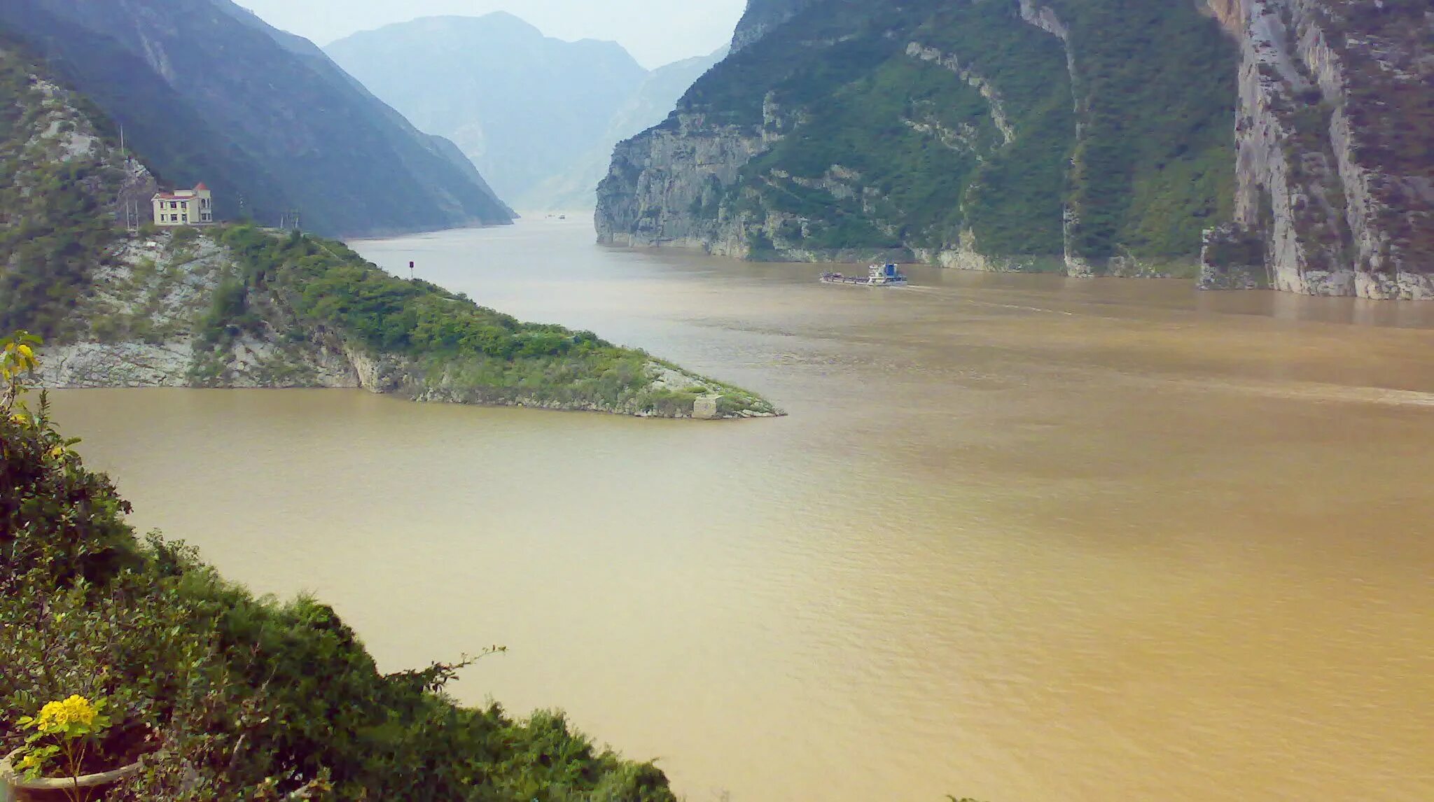 В каком направлении течет река янцзы. Хуанхэ и Янцзы. Реки Хуанхэ и Янцзы. Меконг и Хуанхэ. Река Янцзы.