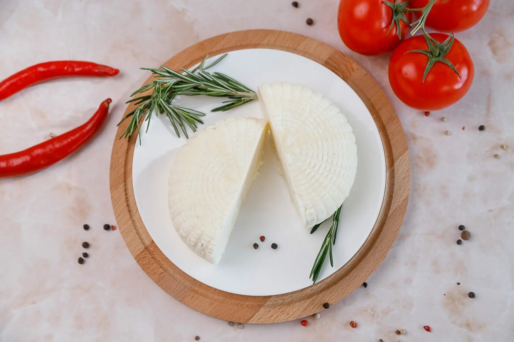 разделочная доска для сыра. адыгейский козий сыр. творожный сыр круглый. стол 5 сыр. сыр подкопченный круглый.