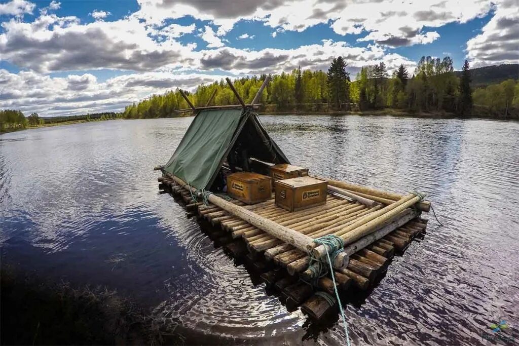 Путешествуем на лодке. Рафт плот лодка. Деревянный плот. Плот из бревен. Лодка на реке.