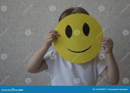 Закрывают лицо ребенка смайликом