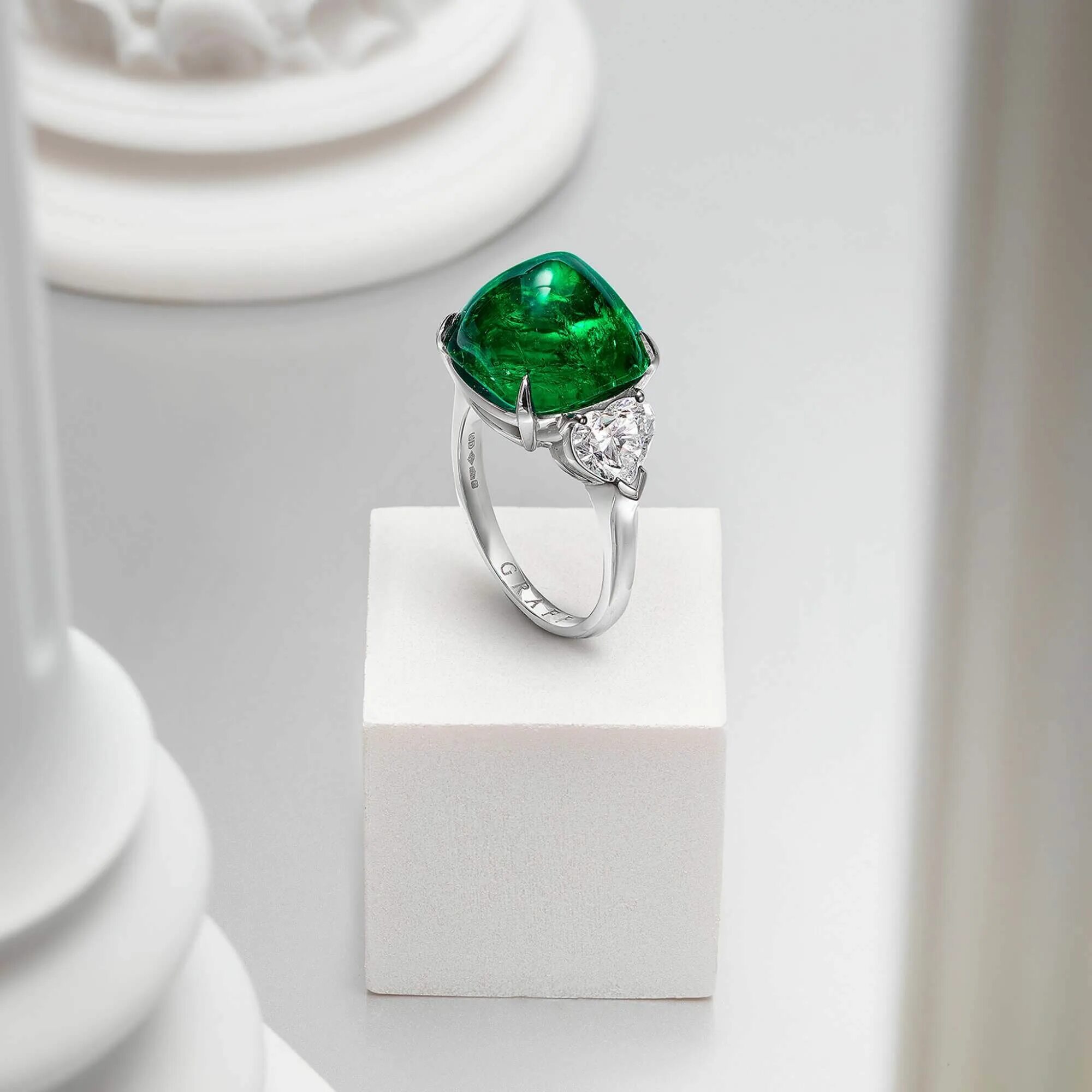 Продать graff. Кольцо графф с изумрудом. graff diamonds emerald ring. graff изумруд сердце. никка графф ланзарон.