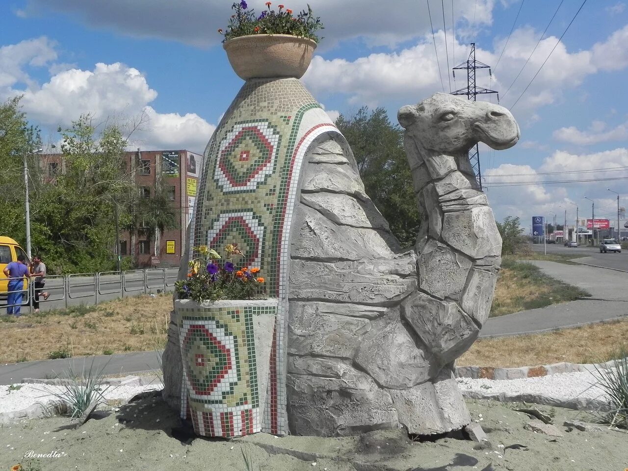 уральский город с верблюдом. уральский город с верблюдом. погонщик верблюдов скульптура челябинск. верблюд в россии на улице. уральский город с верблюдом.