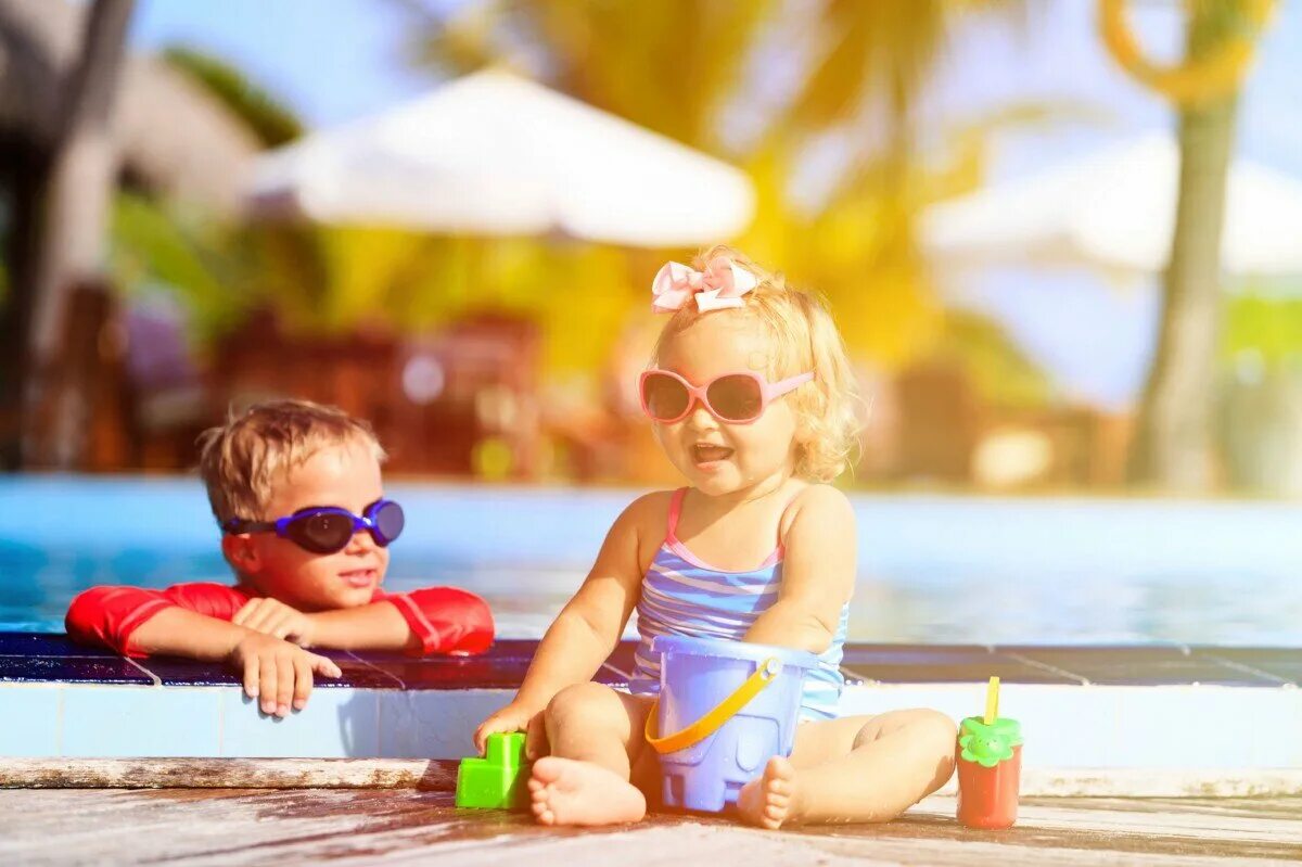 Мальчики отдыхают на пляже. Мальчик девочка отдыхает. Дети на море. Лето в деревне дети. The child is whistling at the seaside.