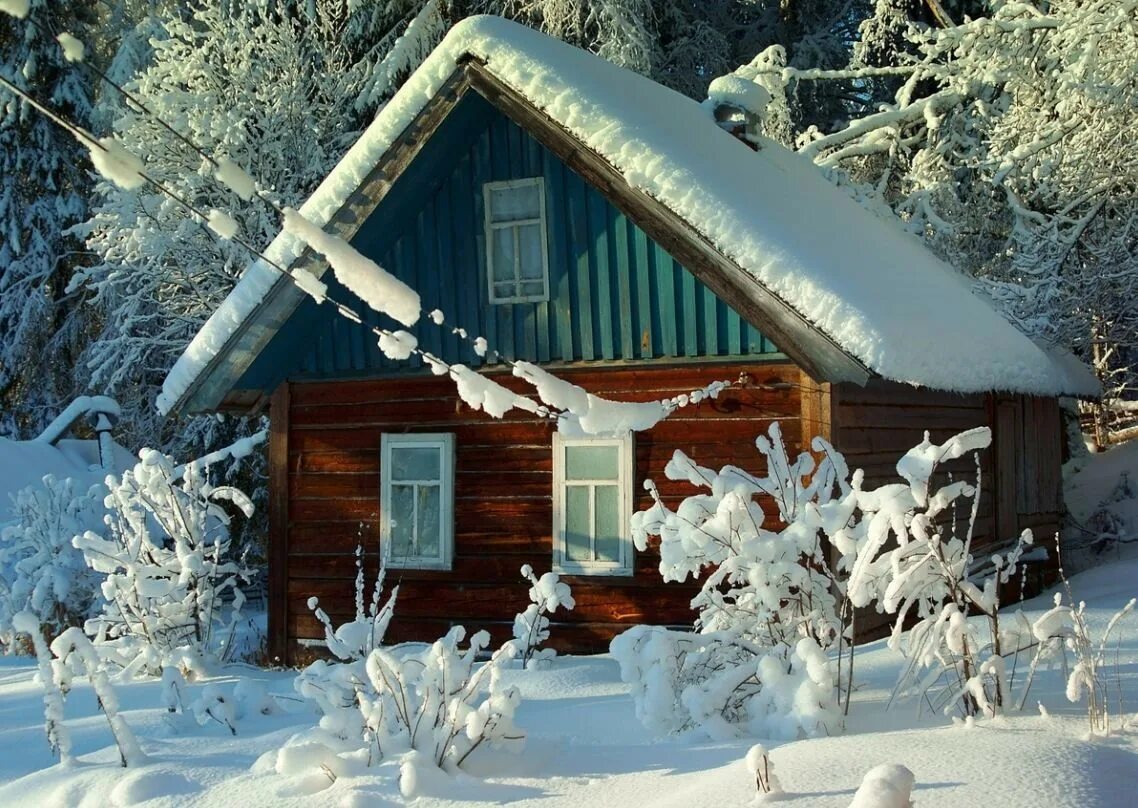 Зимний домик. Заснеженный домик. Деревенский домик. Деревенский домик зимой. Деревянный дом снег