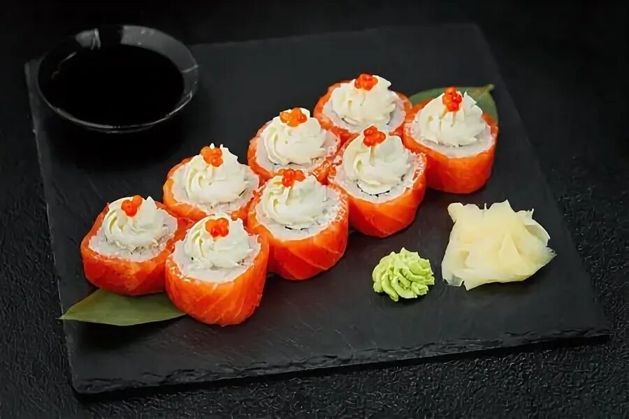 Акацуки суши калуга. Жареный ролл с курицей. Роллы калуга. Акацуки суши калуга. Роллы на столе.