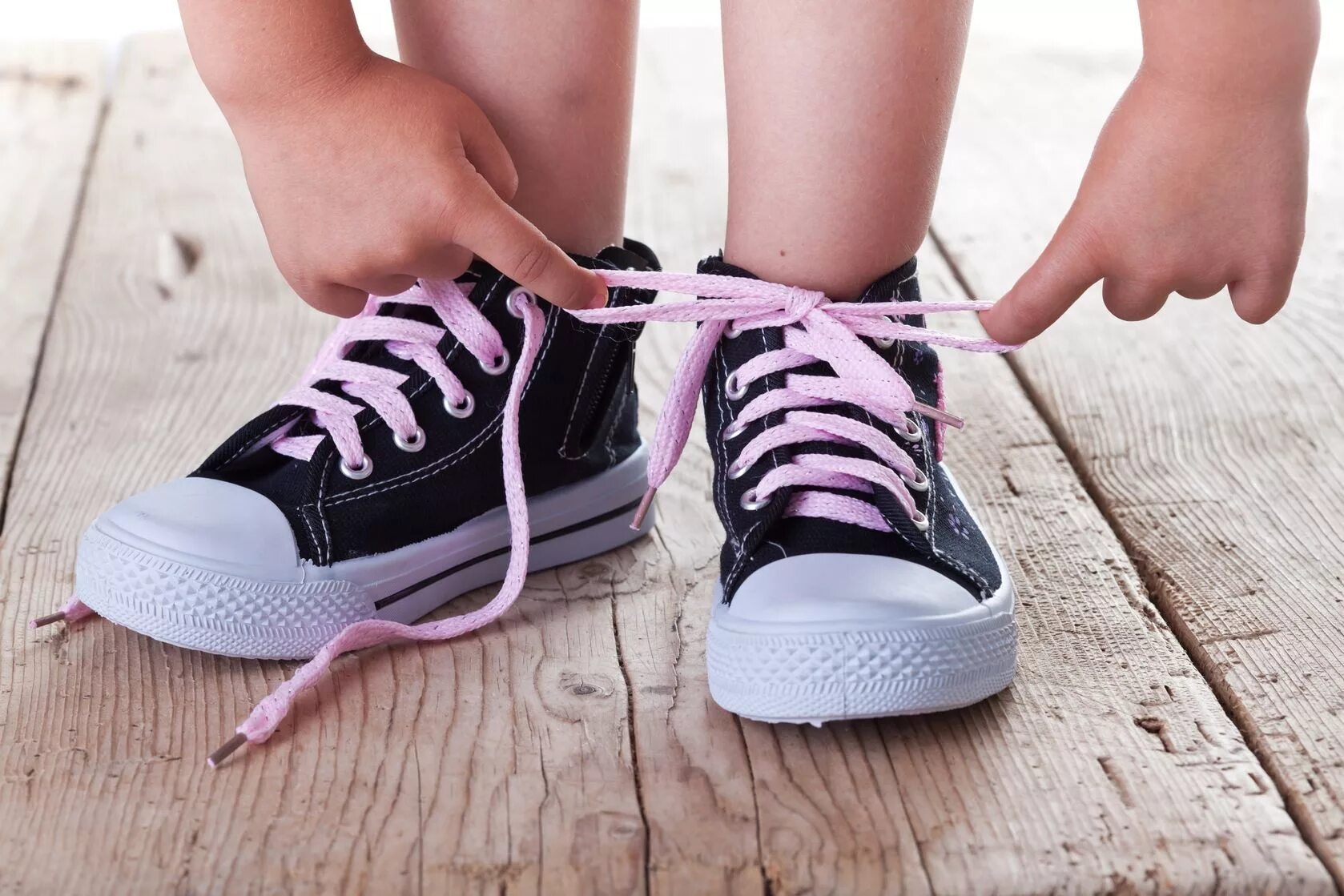 Детские ноги в кроссовках. Кроссовки со шнурками. Детская обувь на ноге. Детские шнурки.