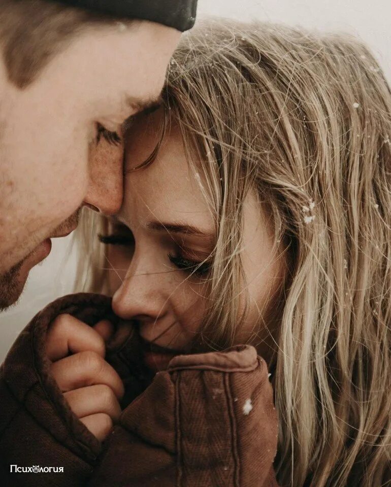 Обнимаю утешаю. Нужны объятия. Объятия спасают. Обнимашки людей. Теплые объятия влюбленных.