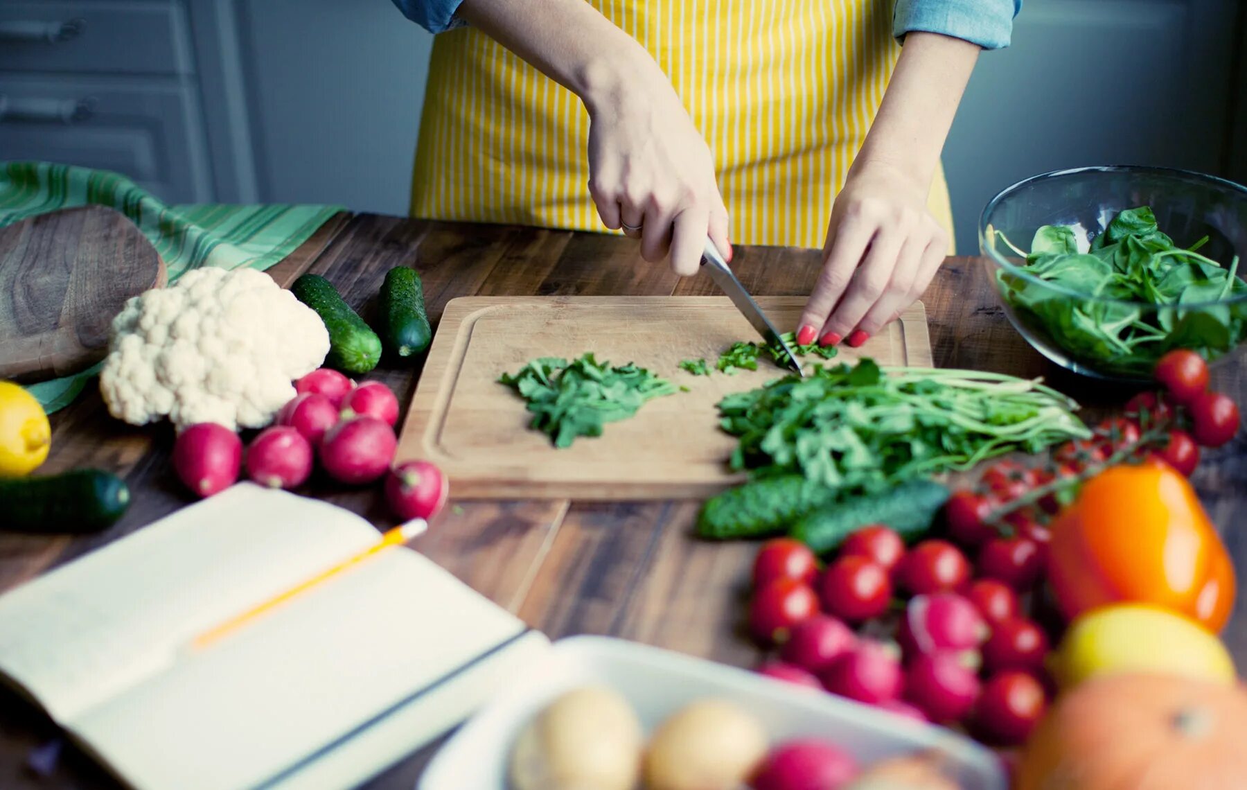 Chop vegetables. Свежие овощи. Овощи "кухня". Стол с едой. Овощи Сток.