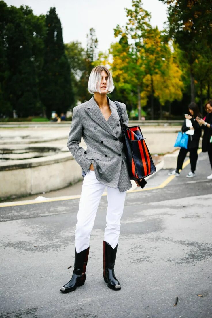 Казаки 2025 с чем носить. Сапоги казаки street style 2025. street style ковбойские сапоги. стритстайл с сапогами-казаками. казаки образы модные.