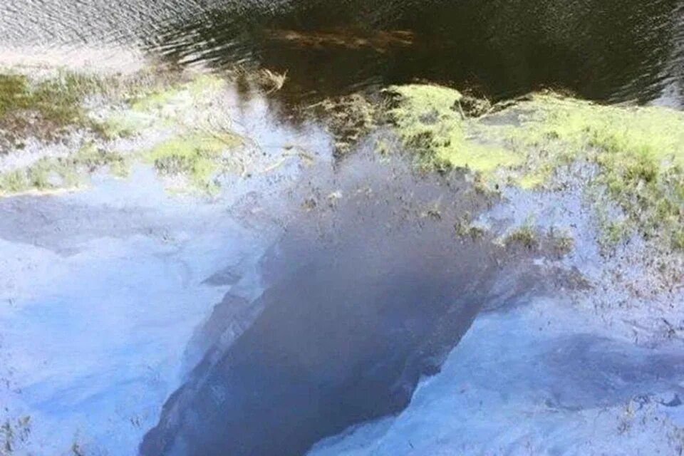 Маслянистое пятно на реке. Масляные пятна на воде. Загрязнение реки Обь. Маслянистые пятна на воде.