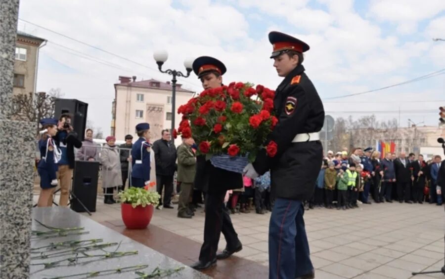 Возложение цветы Чебоксары. Митинг Чебоксары у памятника Яковлева выступления. Космонавт Чебоксары. Фото как космонавты возлагают цветы к памятнику Гагарина. 30 апреля чебоксары