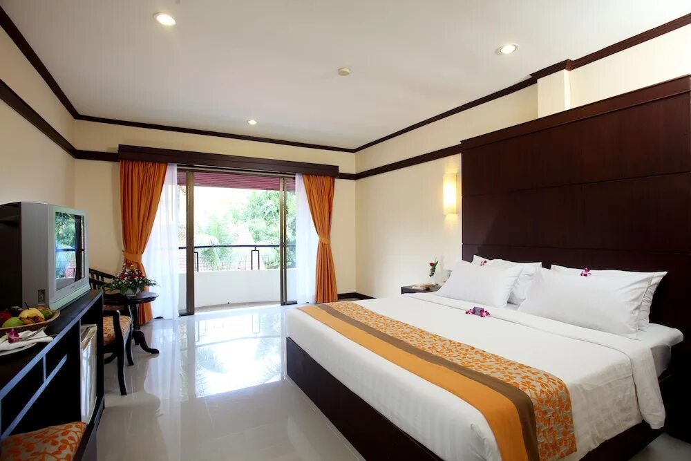 Meir jarr 3. Meir Jarr Hotel 3* (Patong). Кволити Резорт энд спа Патонг Бич. Корона Резорт энд спа Пхукет. Sis отель Пхукет.