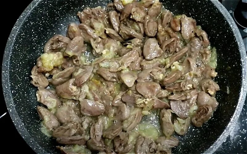 Сколько готовить сердечки на сковороде. Куриные сердечки с луком. сердечки жареные с луком. куриные сердечки на сковороде. куриные сердечки с луком на сковороде.