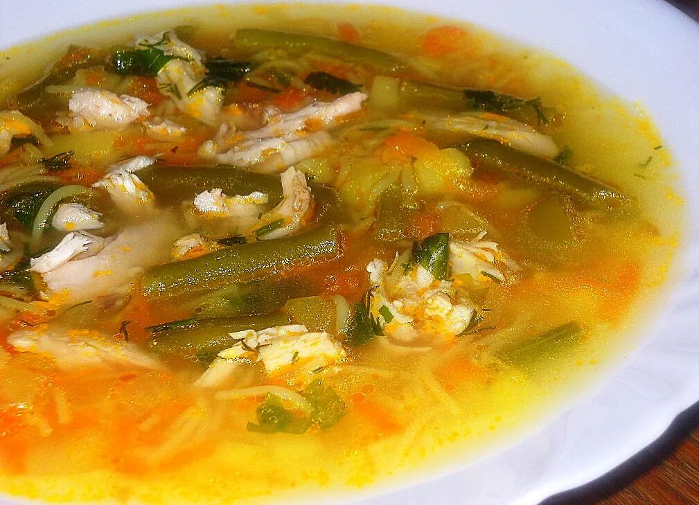 Суп со стручковой фасолью и курицей. Куриный суп со стручковой фасолью. суп из стручковой фасоли. суп из стручковой фасоли с курицей.