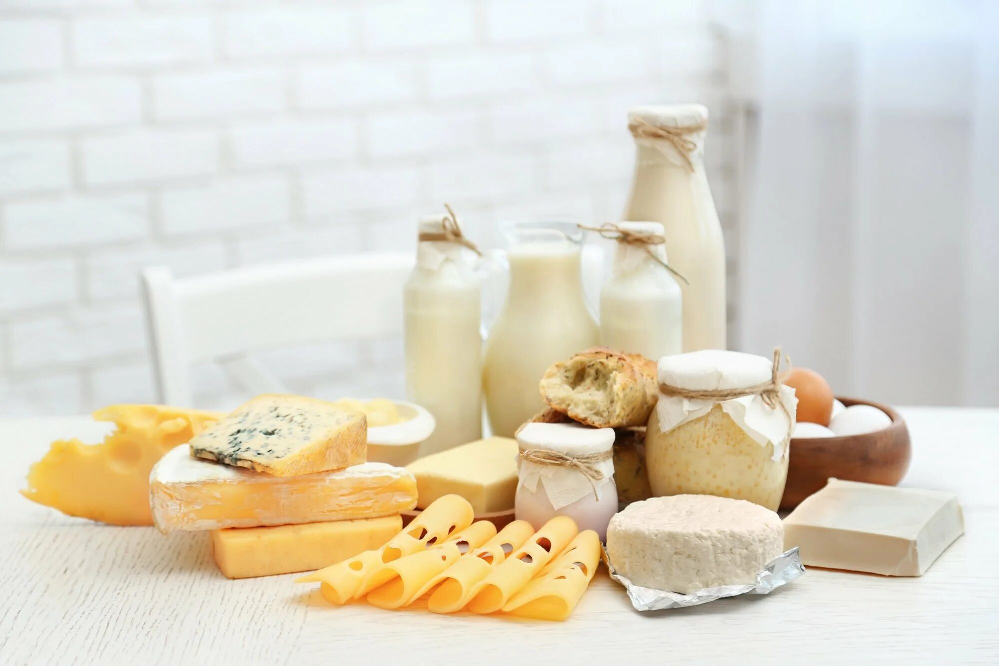 Сыр масло молоко. Молочные продукты. Сырая продукция. Колбасы и деликатесы. Сырая продукция.