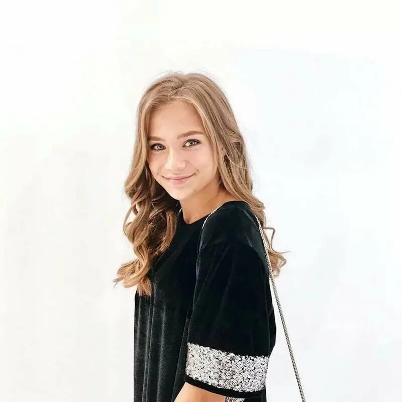 Катя адушкина фото лысая. Адушкина 2018. Катя адушкина 2021. Рост кати адушкиной 2021. Яна фролова.